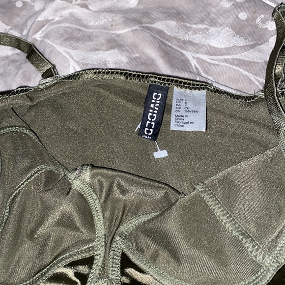 Green top - Picture 2 of 3